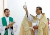 Momento da entrega da lembrança ao padre Rodrigo: sétimo dia, 24/09/15 | <strong>Crédito: </strong>Roni Lisboa / Pascom