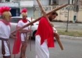 Sexta-feira da Paixão, 25/03/16: Jesus carrega a cruz na Via Sacra encenada pelos adolescentes e jovens nas ruas de Guarus | <strong>Crédito: </strong>Leniéverson / Pascom