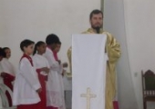 Padre Giovanni ministrando a homilia da vigília do Natal | <strong>Crédito: </strong>Leniéverson, Pascom
